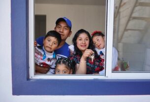 Regala gobierno de Huixquilucan construcción de ocho casas a mamás