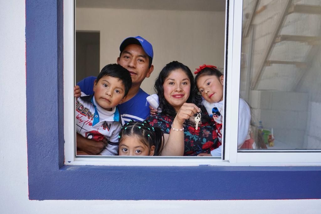 Regala gobierno de Huixquilucan construcción de ocho casas a mamás