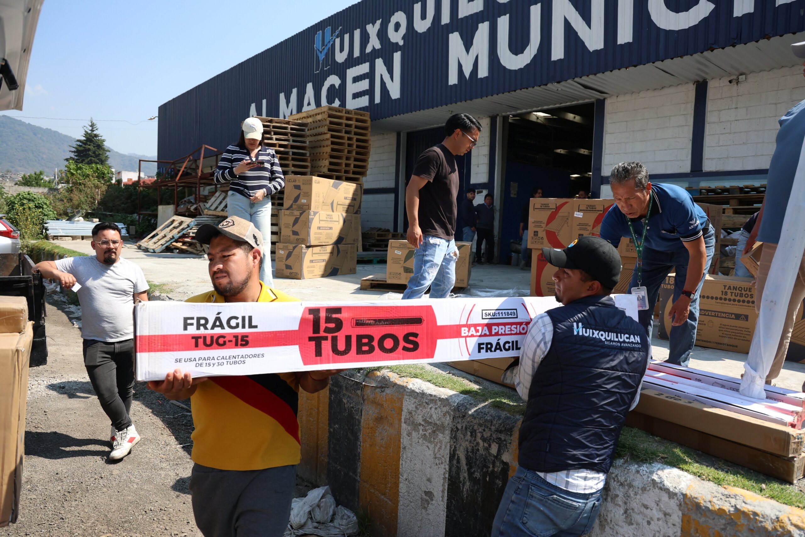Distribuyen calentadores solares que facilitan la vida y para cuidar el medio ambiente en Huixquilucan
