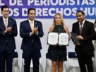 La alcaldesa Romina Contreras muestra convenio de protección de periodistas