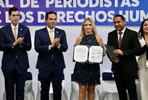 La alcaldesa Romina Contreras muestra convenio de protección de periodistas