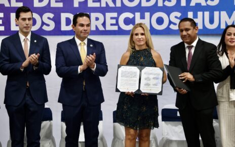 La alcaldesa Romina Contreras muestra convenio de protección de periodistas
