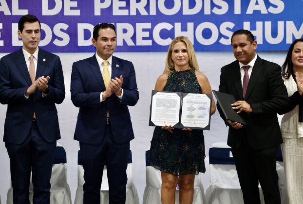 La alcaldesa Romina Contreras muestra convenio de protección de periodistas