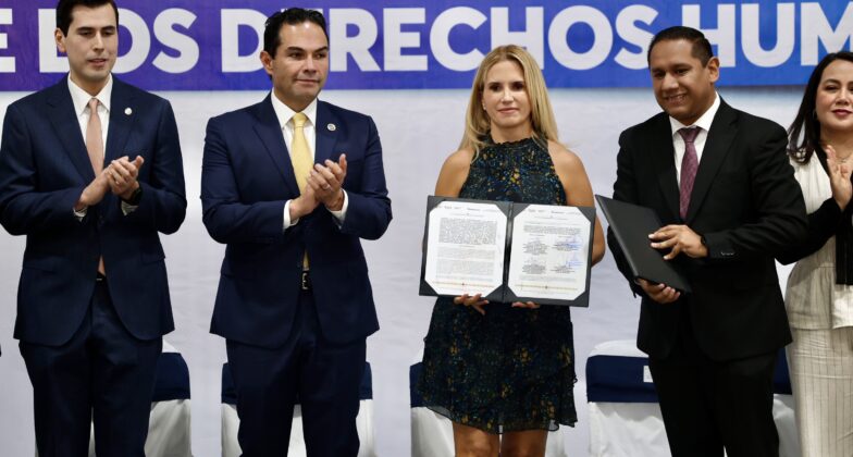 La alcaldesa Romina Contreras muestra convenio de protección de periodistas