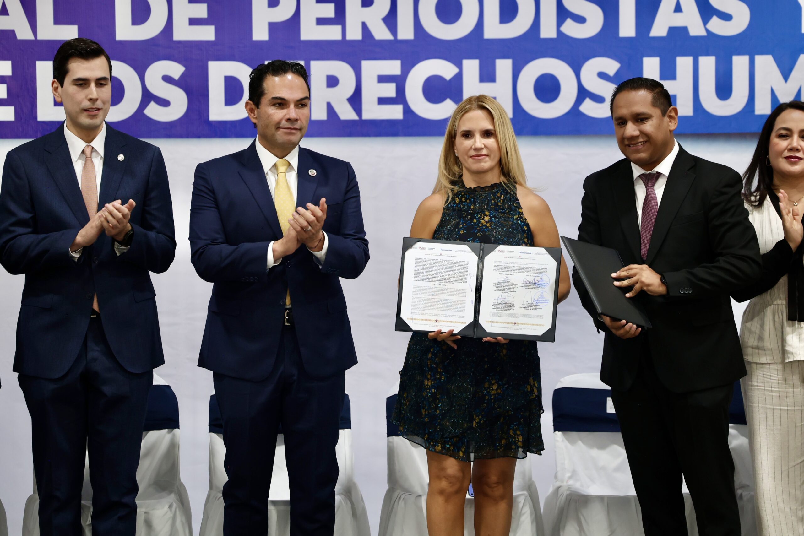 La alcaldesa Romina Contreras muestra convenio de protección de periodistas