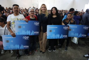 Romina Contreras en la entrega de tarjetas