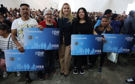 Romina Contreras en la entrega de tarjetas