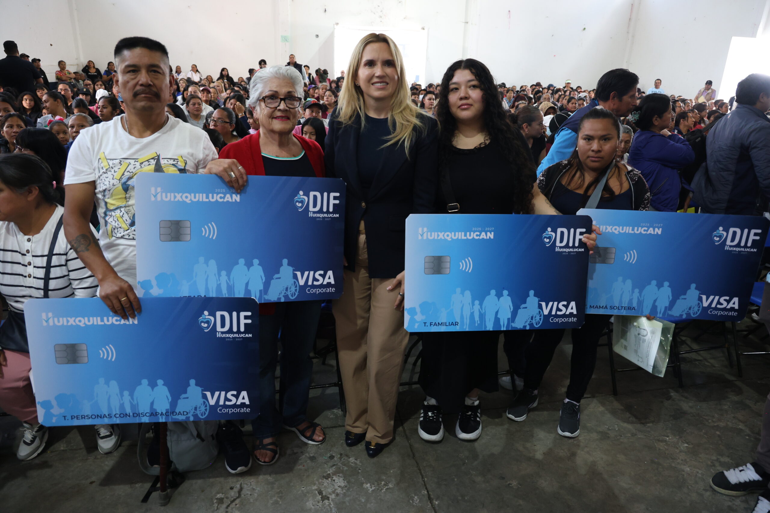 Romina Contreras en la entrega de tarjetas
