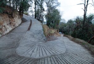 Rehabilitan dos caminos con concreto ciudadanos y gobierno de Naucalpan