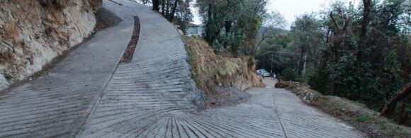Rehabilitan dos caminos con concreto ciudadanos y gobierno de Naucalpan