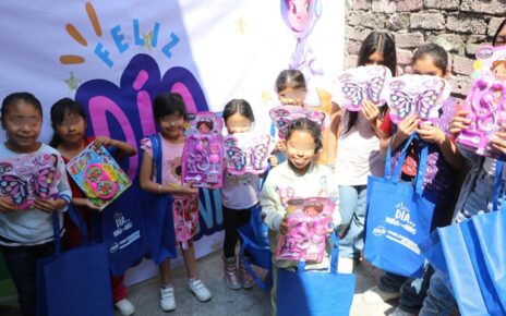 Niños felices con presentes del diputado Juan Pablo Fernández de Cevallos