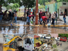 Labores de desfogue, limpieza, desazolve, entre otras realizan trabajadores de Tlalnepantla en zonas dañadas por lluvias