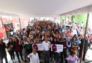 Beneficiados con la entrega de tinacos en Tlalnepantla