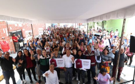 Beneficiados con la entrega de tinacos en Tlalnepantla