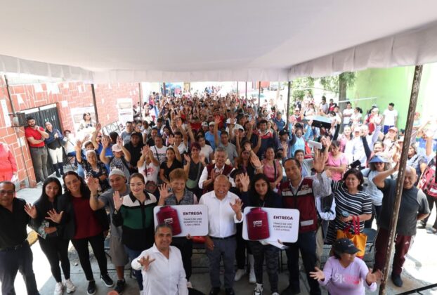 Beneficiados con la entrega de tinacos en Tlalnepantla