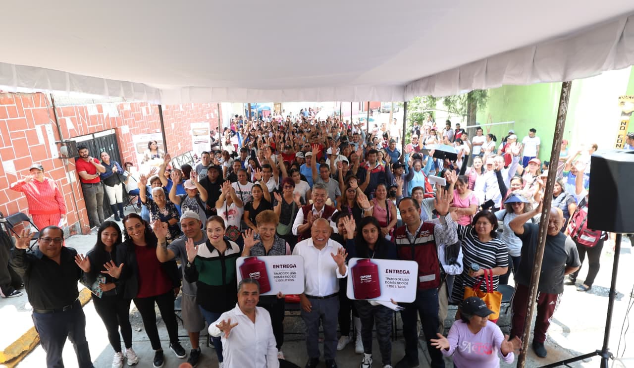 Beneficiados con la entrega de tinacos en Tlalnepantla