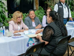 Paty Arévalo, atiende a la población peticiones al Sistema DIF 