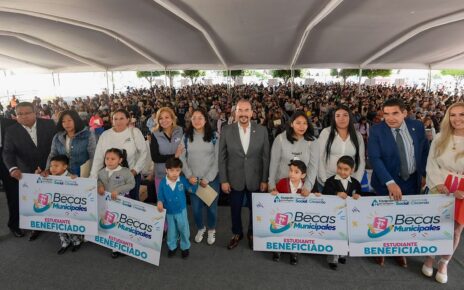 Pedro Rodríguez y Paty Arévalo inician entrega de becas a estudiantes