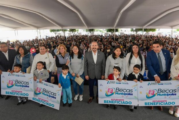 Pedro Rodríguez y Paty Arévalo inician entrega de becas a estudiantes
