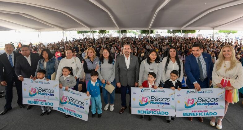 Pedro Rodríguez y Paty Arévalo inician entrega de becas a estudiantes