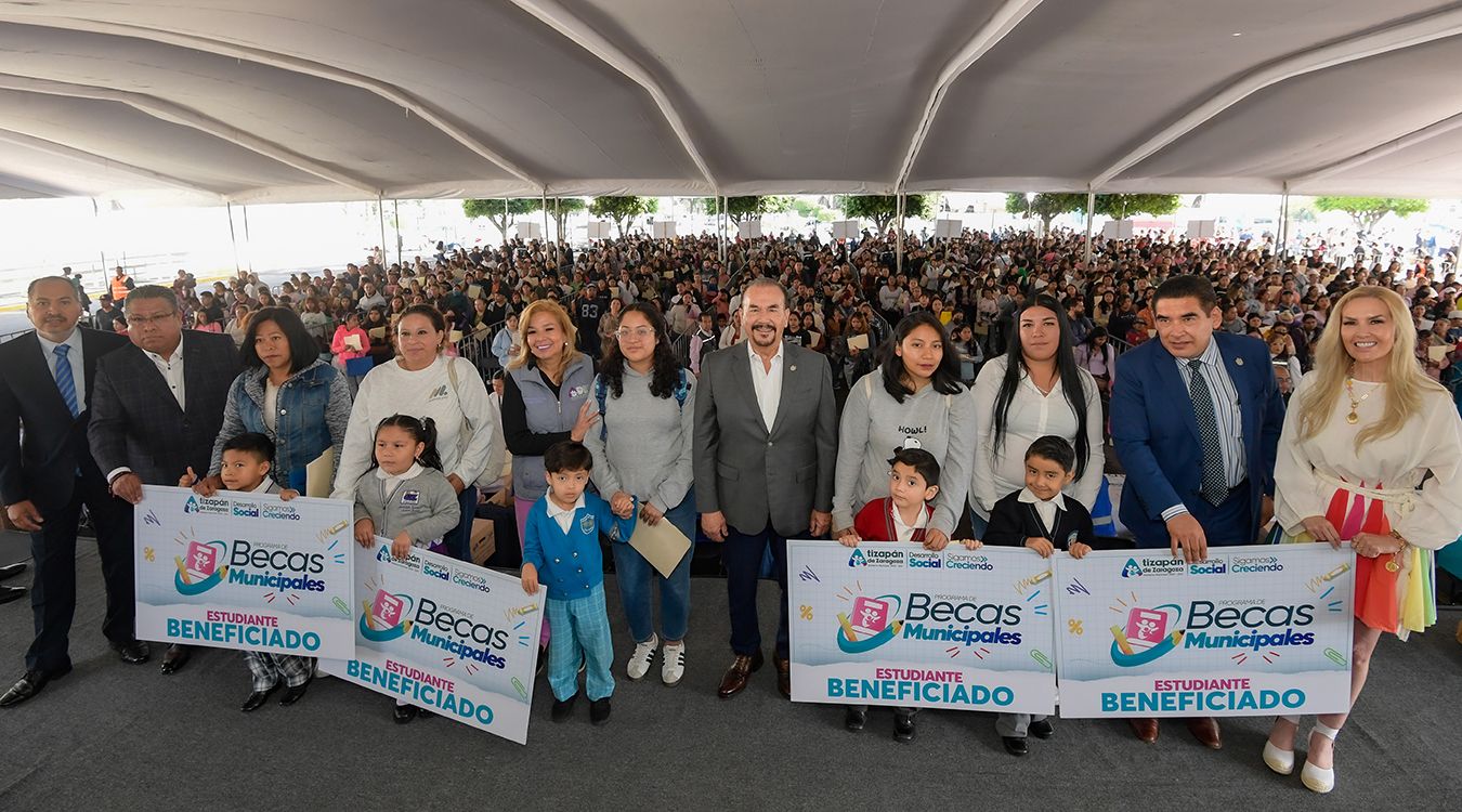 Pedro Rodríguez y Paty Arévalo inician entrega de becas a estudiantes