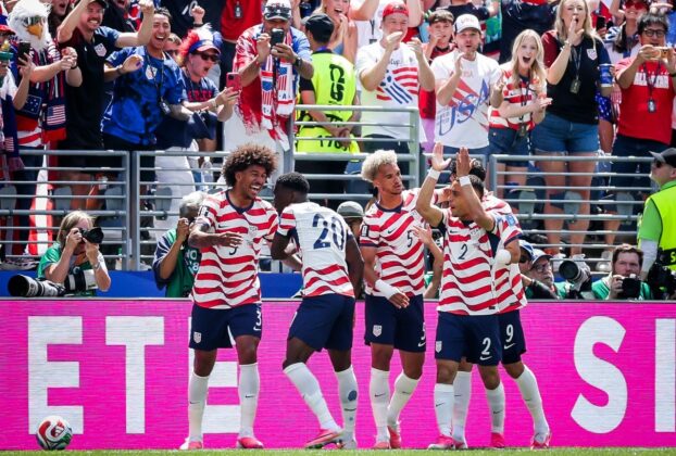 Estados Unidos gana y clasifica a siguiente ronda