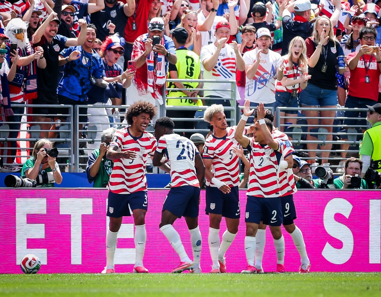Estados Unidos gana y clasifica a siguiente ronda