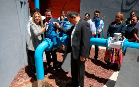 Presidenta Romina Contreras y dirigente de Colonos de Tecamachalco, Meni Cohen Houhaddeb, en entrega de pozo