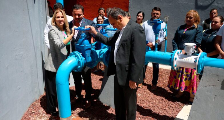 Presidenta Romina Contreras y dirigente de Colonos de Tecamachalco, Meni Cohen Houhaddeb, en entrega de pozo