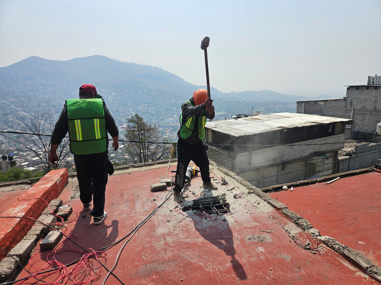 Los trabajos de Gobierno de Tlalnepantla para demoler las casas en riego avanzan en el Cerro del Chiquihuite