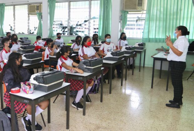 Afecta a padres de familia y colegios eliminación de tasa cero en pagos de colegiatura con tarjeta