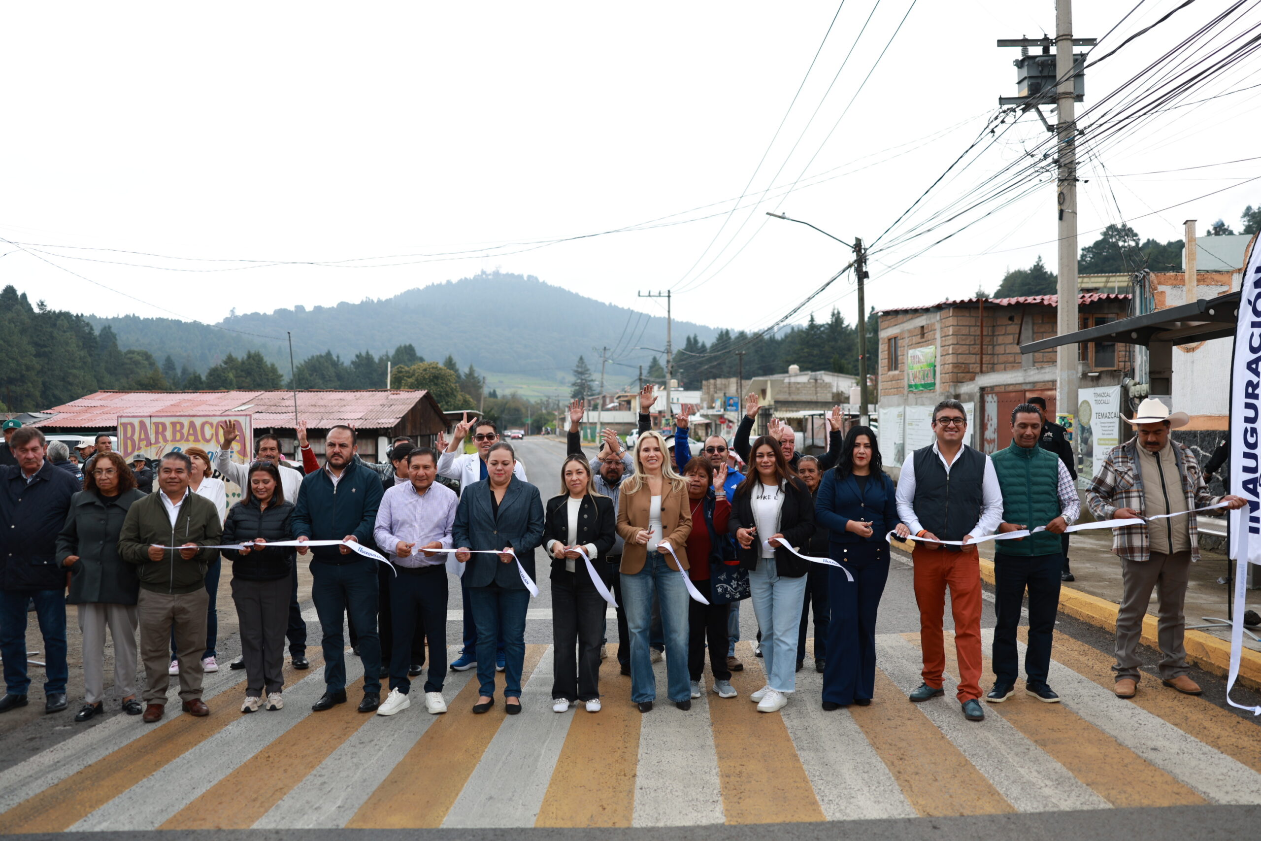 Alcaldesa Romina Contreras vecinos y más funcionarios inauguran carretera Huixquilucan-La Marquesa