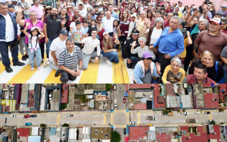 Habitantes de la Colonia Marina Nacional, Zona Oriente, Tlalnepantla, en apertura de renovada calle
