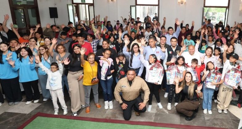 Gobierno de Tlalnepantla entrega útiles nuevos por los usados