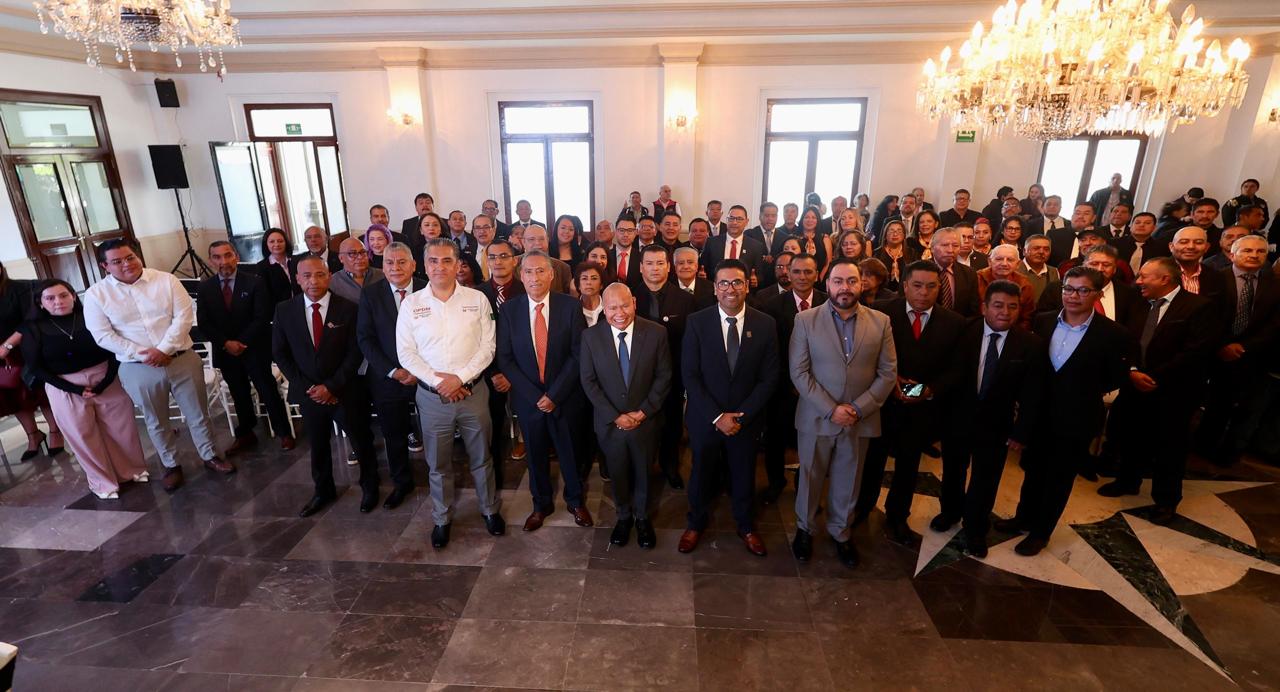 Compromiso de consolidar mejores condiciones laborales y fortalecer los servicios públicos de gobierno de Tlalnepantla
