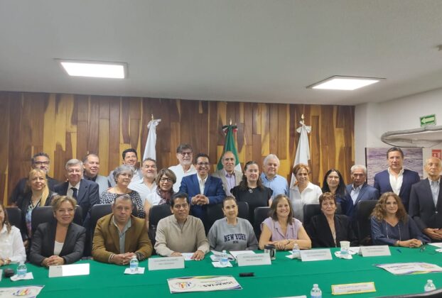 La directiva de Colonos de Ciudad Satélite, encabezada por Mauricio Rojas