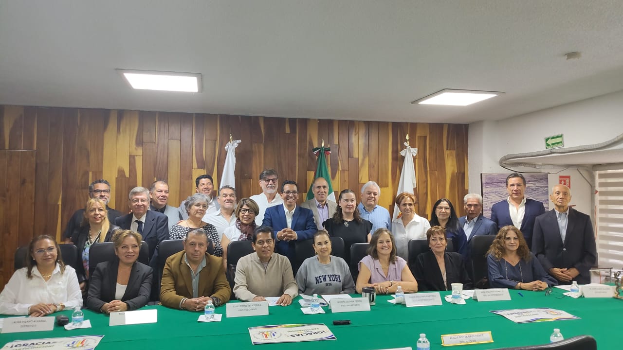 La directiva de Colonos de Ciudad Satélite, encabezada por Mauricio Rojas