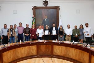 Firman convenio para escriturar propiedades en Tlalnepantla
