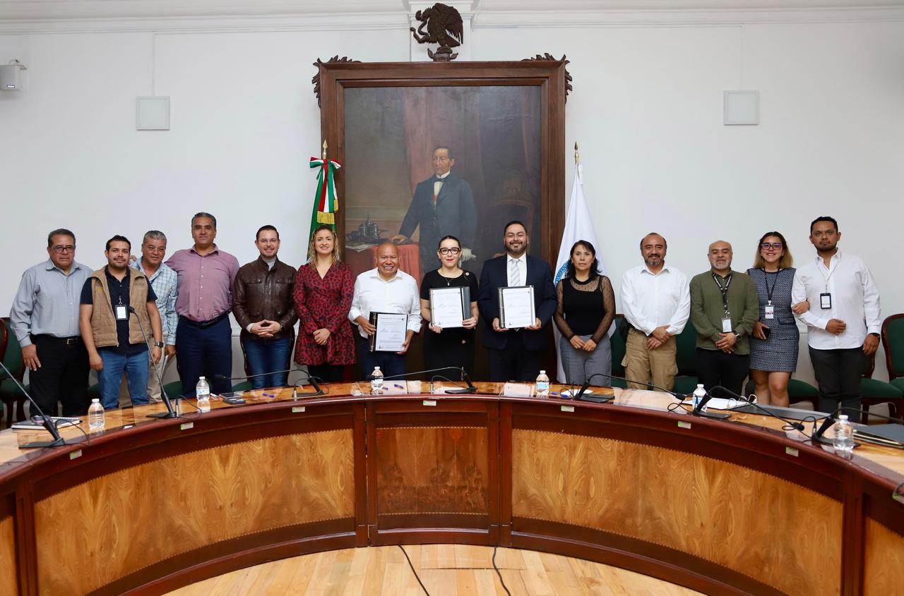 Firman convenio para escriturar propiedades en Tlalnepantla
