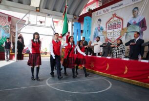 El presidente de Naucalpan, Isaac Montoya inaugura clases en telesecundaria