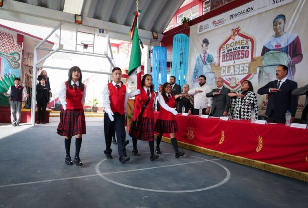 El presidente de Naucalpan, Isaac Montoya inaugura clases en telesecundaria