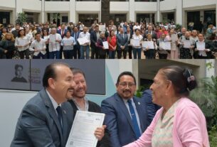 Reciben adultos certificados de primaria y secundaria, además de constancias de alfabetización como reconocimiento a su esfuerzo, constancia y tenacidad