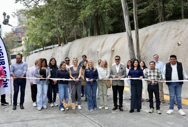 Dos taludes y una calle repavimentada en Huixquilucan