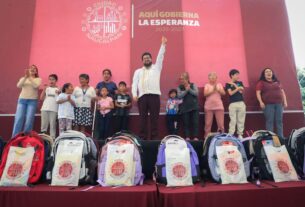 Entrega Isaac Montoya mochilas y útiles escolares