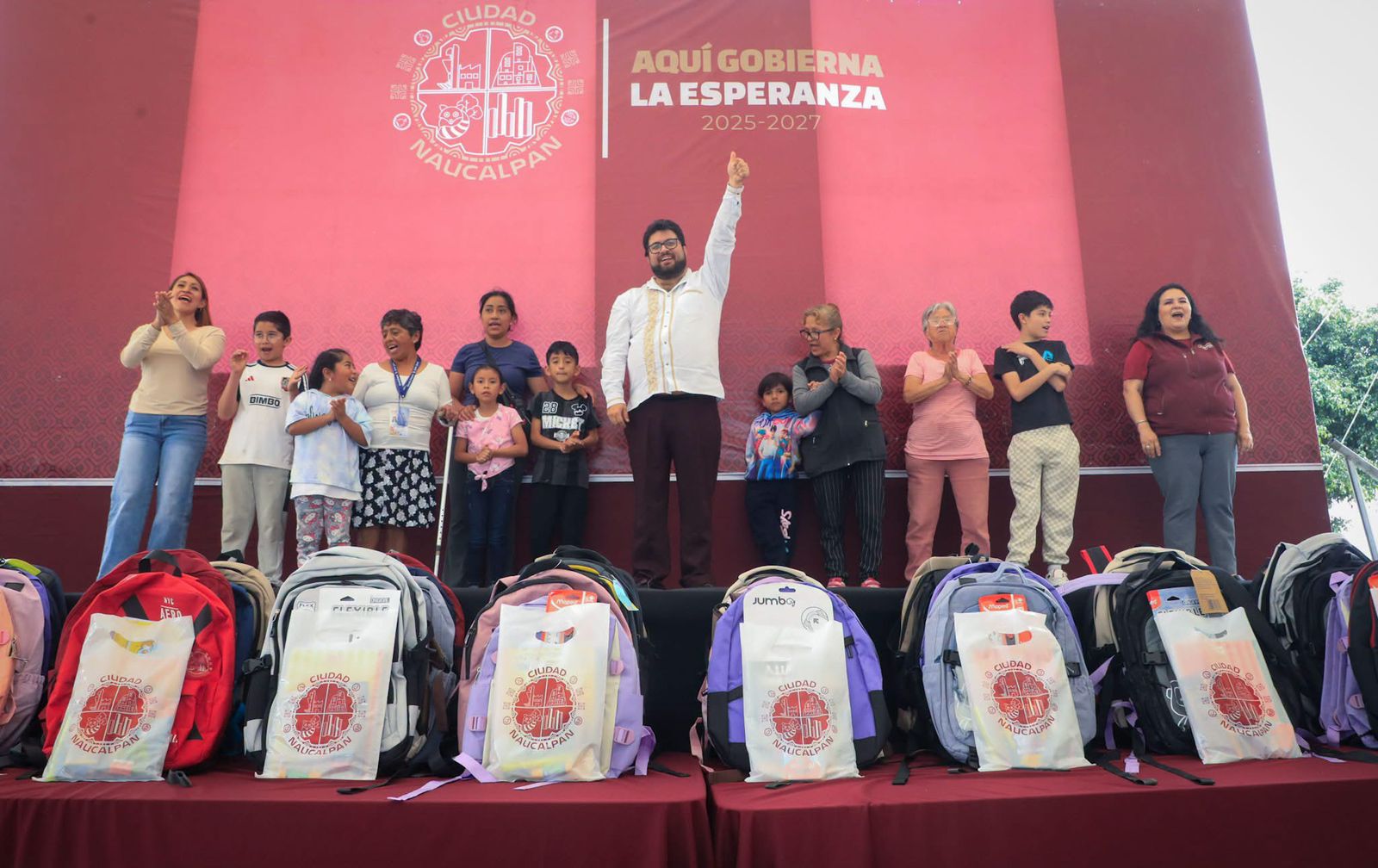 Entrega Isaac Montoya mochilas y útiles escolares