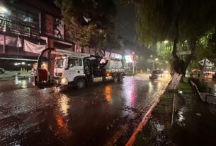 Despliegan maquinaria para desalojo de agua y desatapar coladeras en Tlalnepantla