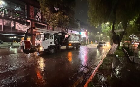 Despliegan maquinaria para desalojo de agua y desatapar coladeras en Tlalnepantla