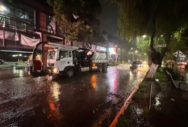 Despliegan maquinaria para desalojo de agua y desatapar coladeras en Tlalnepantla