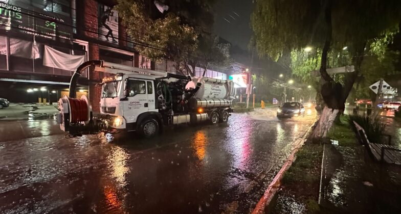 Despliegan maquinaria para desalojo de agua y desatapar coladeras en Tlalnepantla