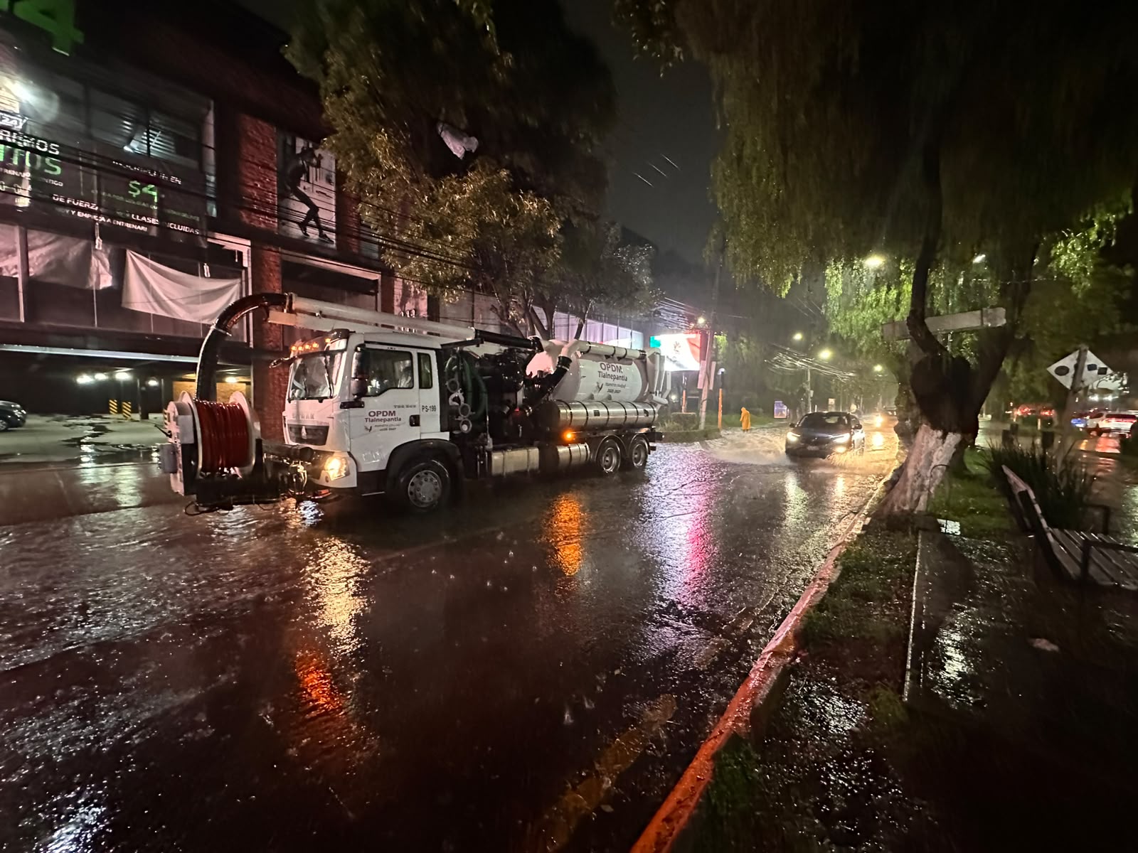 Despliegan maquinaria para desalojo de agua y desatapar coladeras en Tlalnepantla